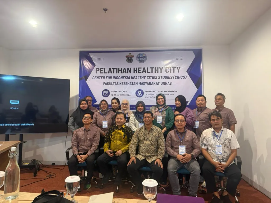 Foto bersama peserta Pelatihan Healthy City CIHCS FKM Universitas Hasanuddin bersama Dekan FKM Unhas, Prof. Dr. Sukri Palutturi.